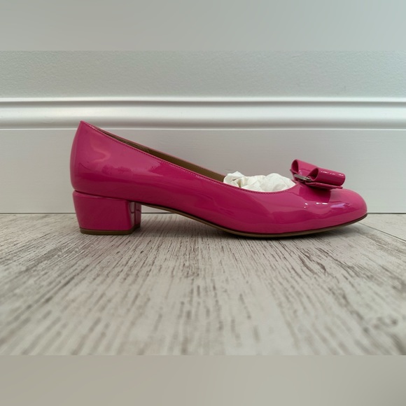 Salvatore Ferragamo | Vara Bow Pump | Patent Leather | Hot Pink | Size 8 - Picture 9 of 15